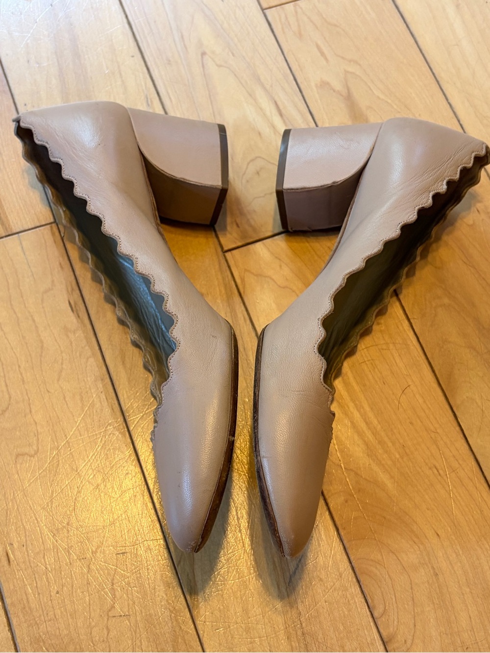 Chloé Lauren Scalloped Edge Block Heel Leather Pumps in nude taupe size 38.5 - Picture 5 of 10
